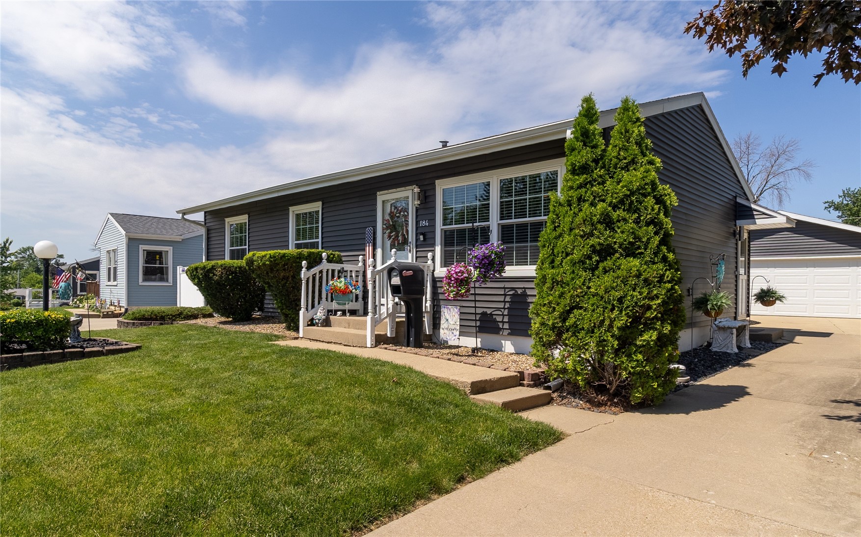 Photo 1 of 38 — 184 Carter Street NW, Cedar Rapids, IA 52405