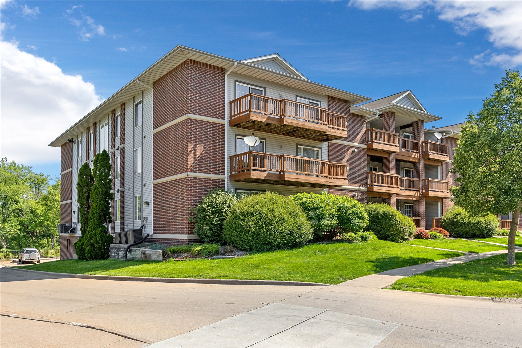 Photo 1 of 27 — 534 West Side Dr, Iowa City, IA 52246
