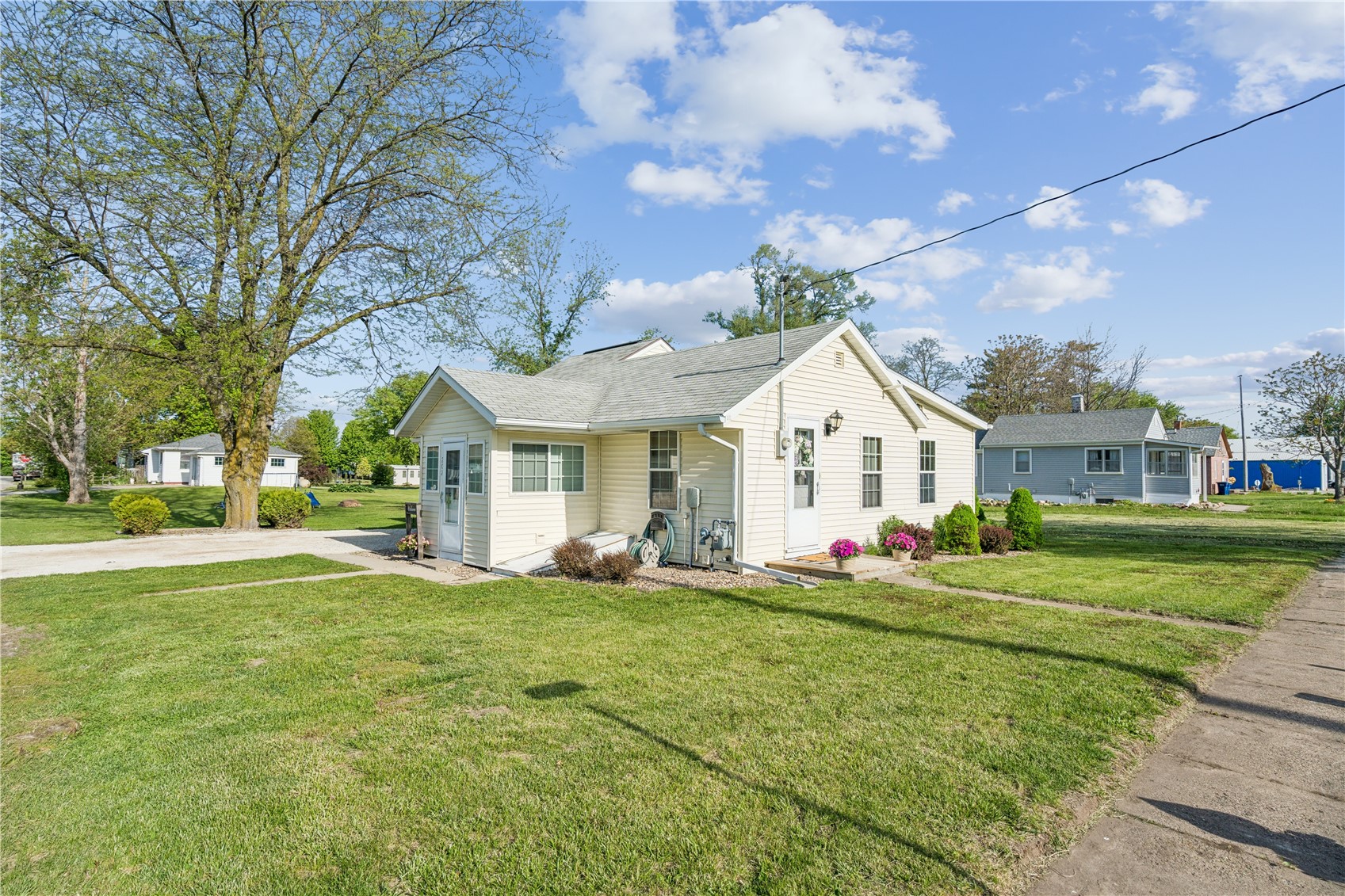 207 Center Avenue
