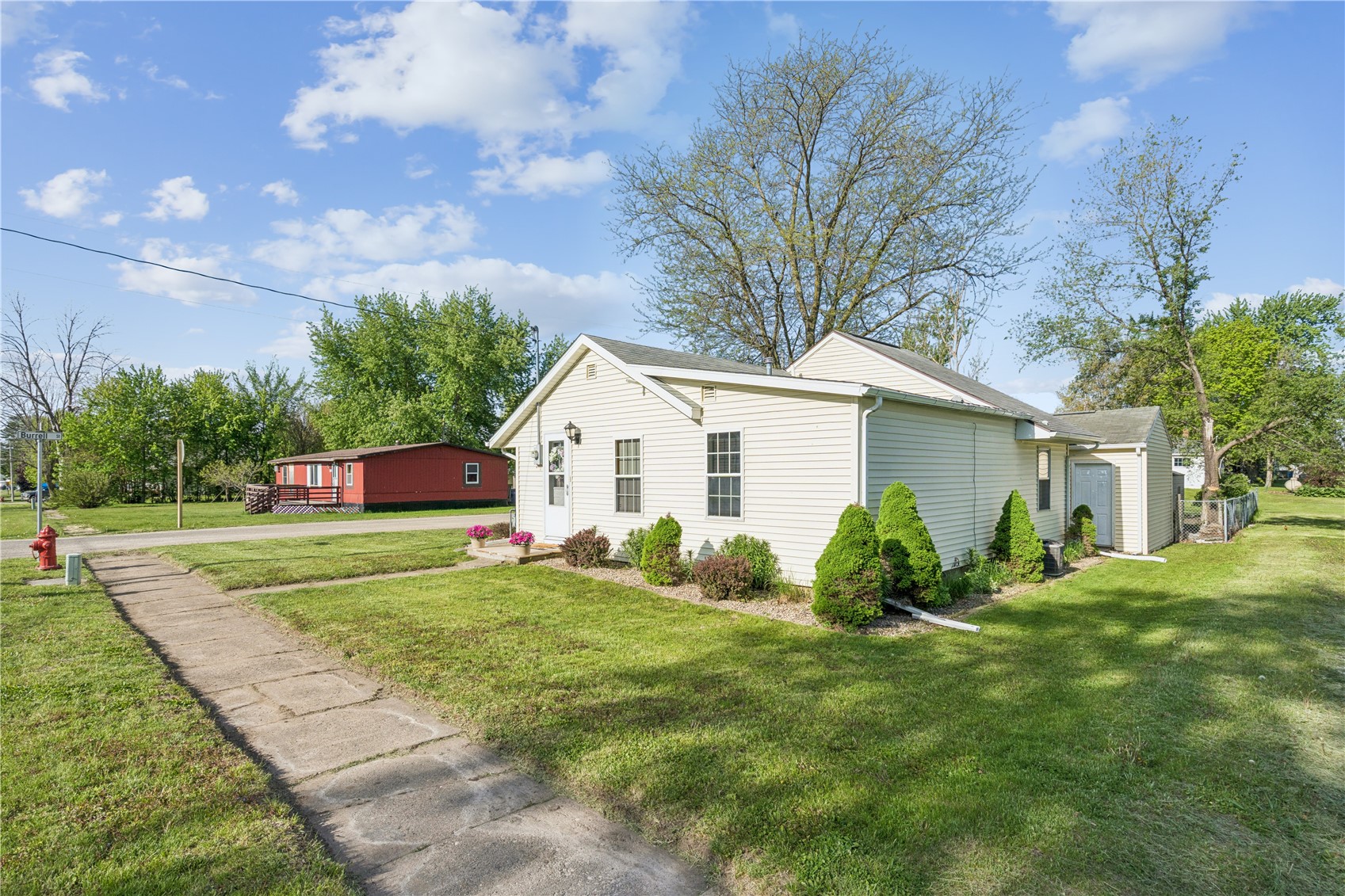 207 Center Avenue