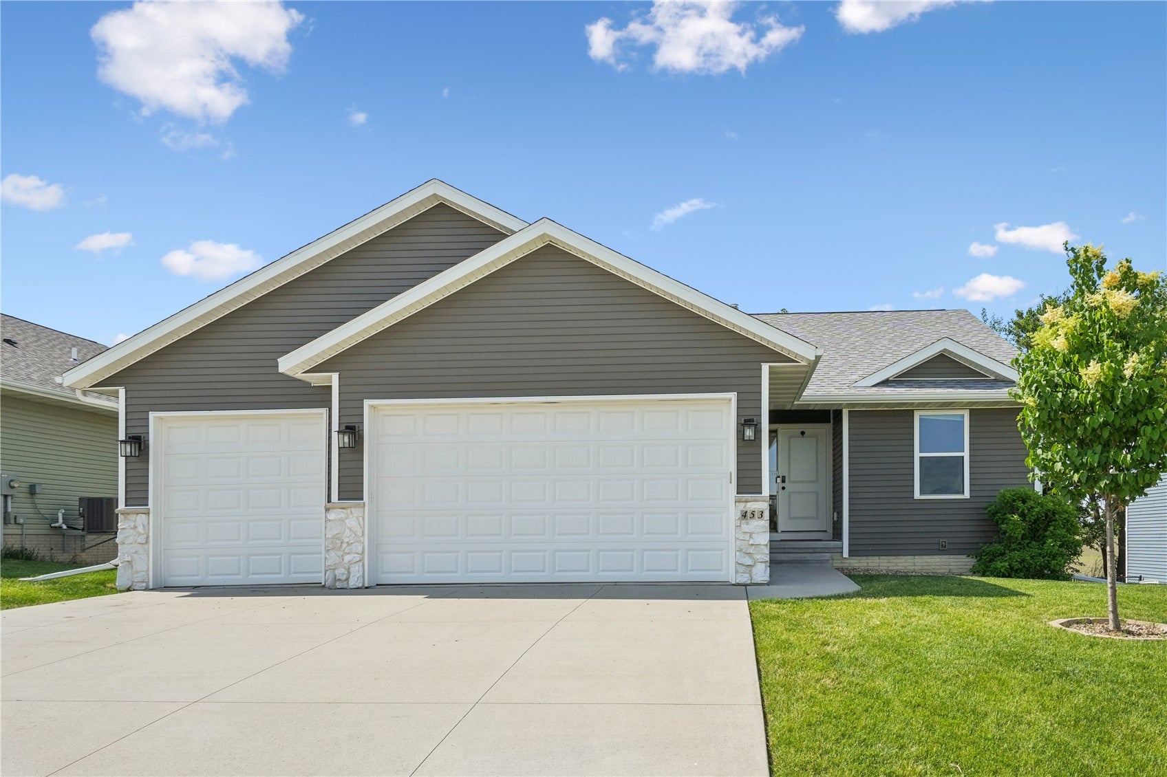 Photo 1 of 27 — 453 68th Avenue SW, Cedar Rapids, IA 52404