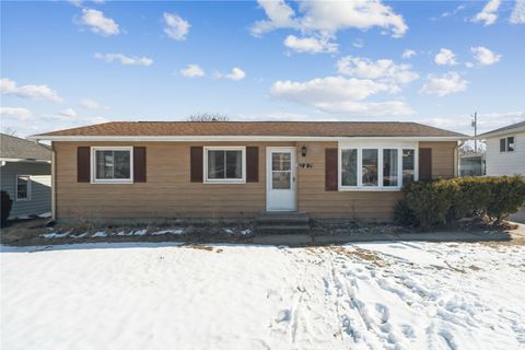 327 32nd Street NW Cedar Rapids IA 52405