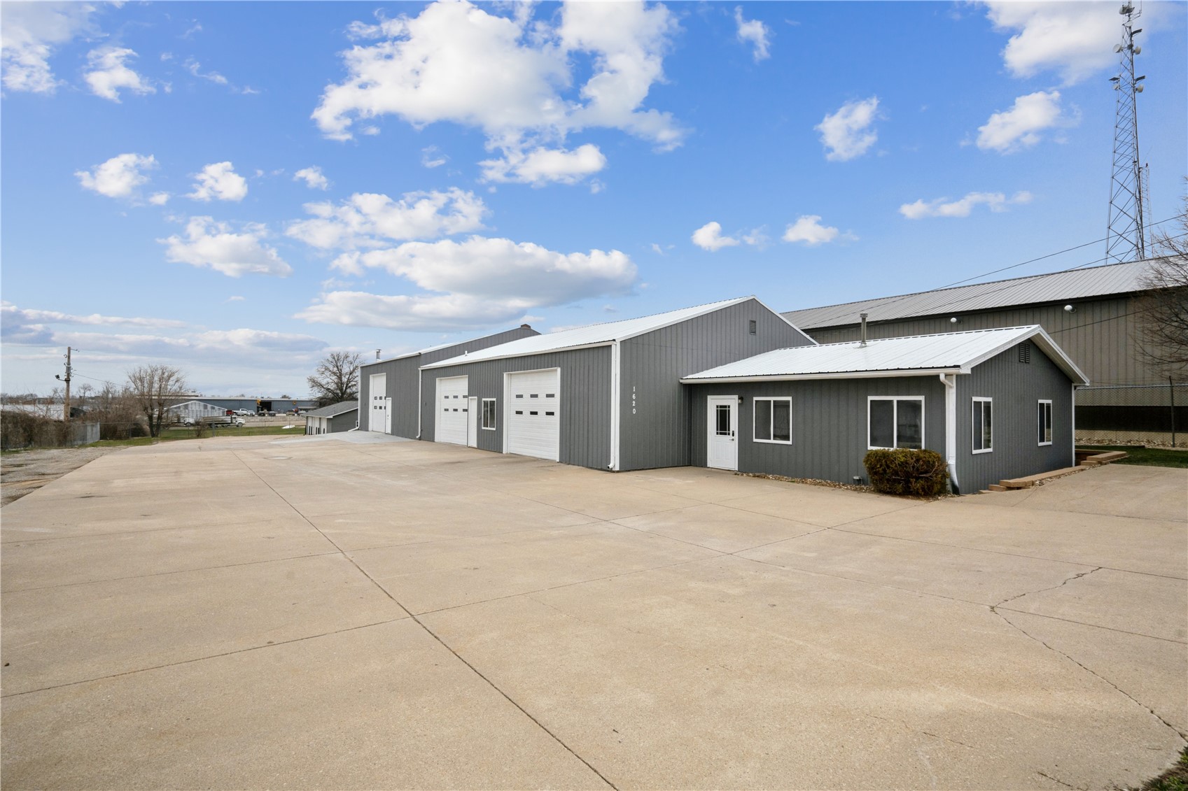 Photo 1 of 18 — 1620 West Post Road SW, Cedar Rapids, IA 52404
