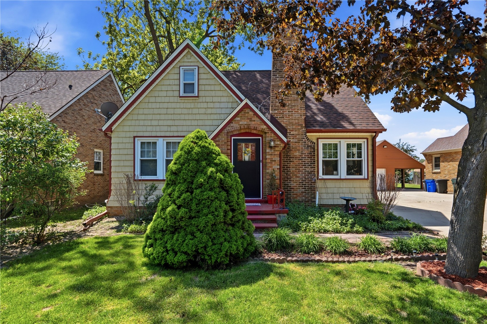 Photo 1 of 28 — 1017 26th St SE, Cedar Rapids, IA 52403