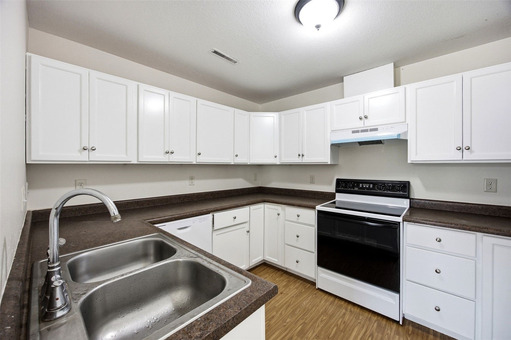 1542 Dickenson Lane