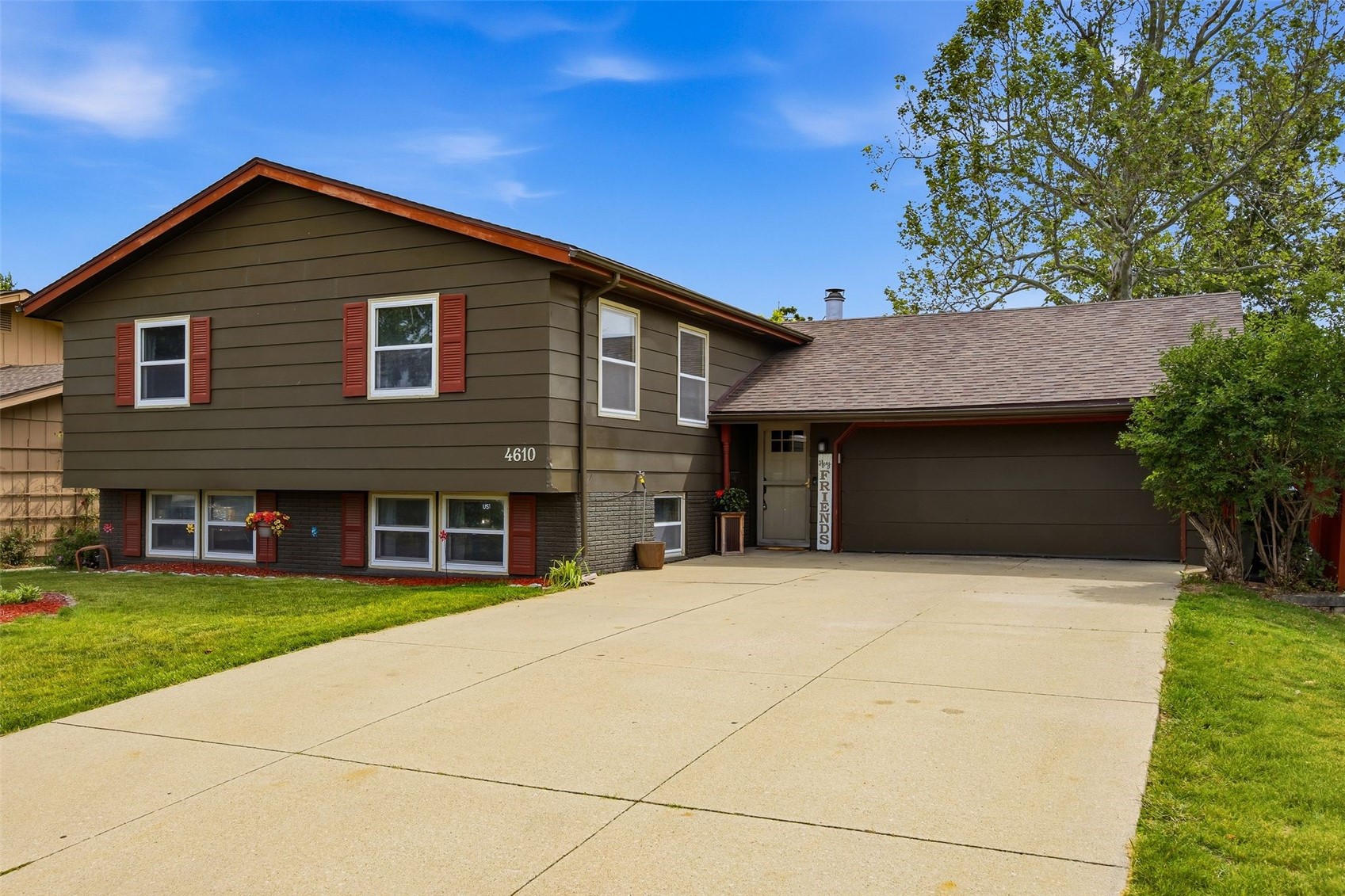 Photo 1 of 33 — 4610 Pineview Drive NE, Cedar Rapids, IA 52402
