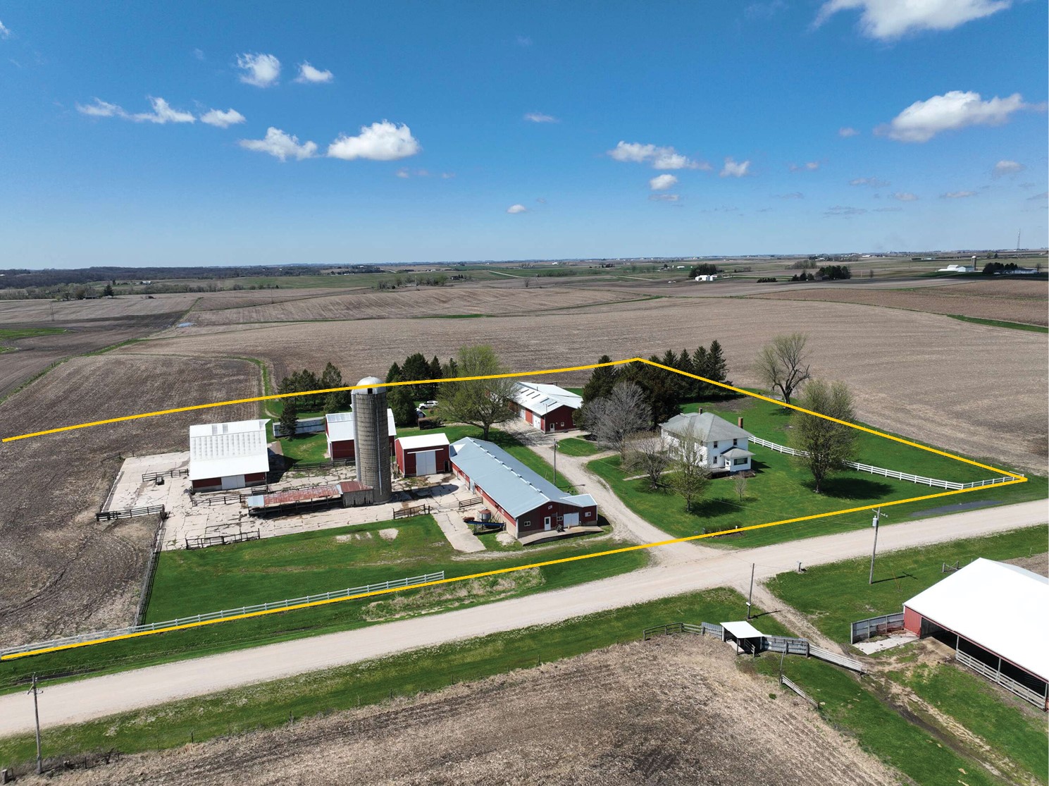 Photo 1 of 19 — 5718 Quality Ridge Road, Coggon, IA 52218