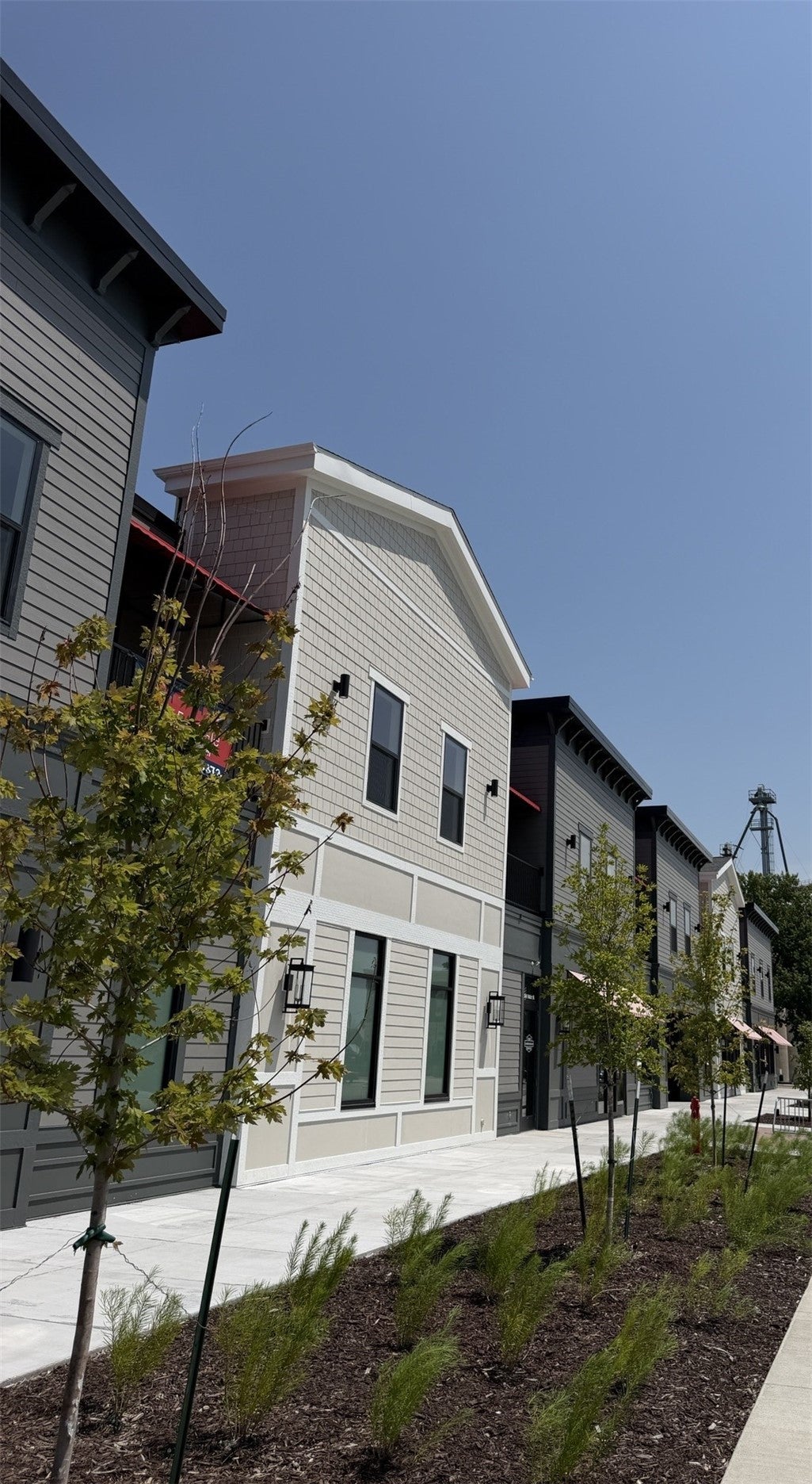 1500 Main St 201