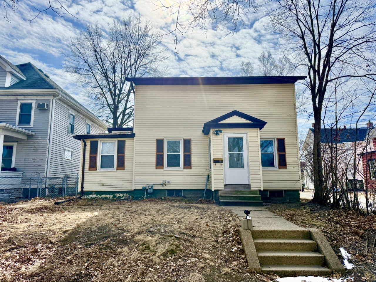 Photo 1 of 34 — 711 E Bloomington Street, Iowa City, IA 52245