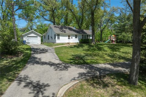2630 Westwood NW Cedar Rapids IA 52405
