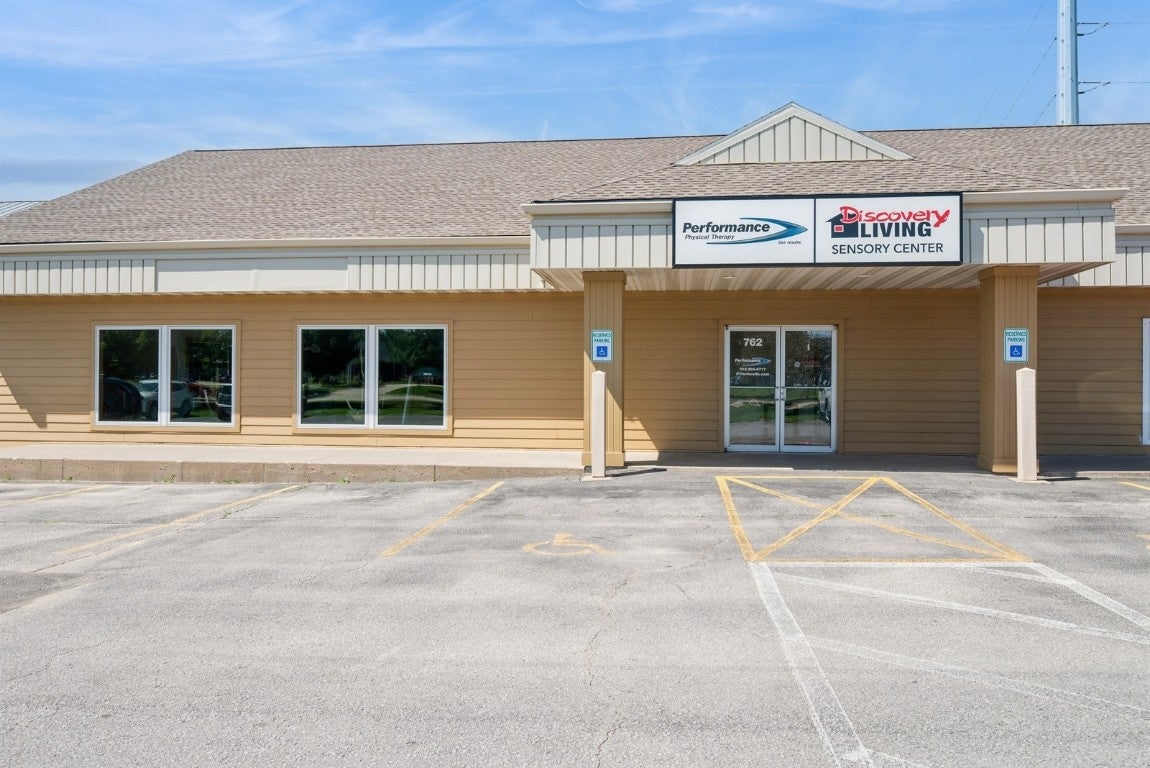 Photo 1 of 13 — 762 N Center Point Road, Hiawatha, IA