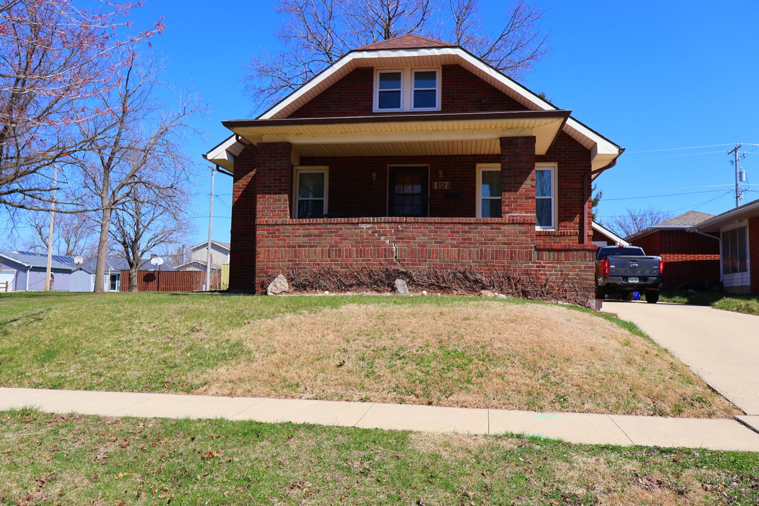 Photo 1 of 14 — 127 7th Avenue SE, Oelwein, IA 50662