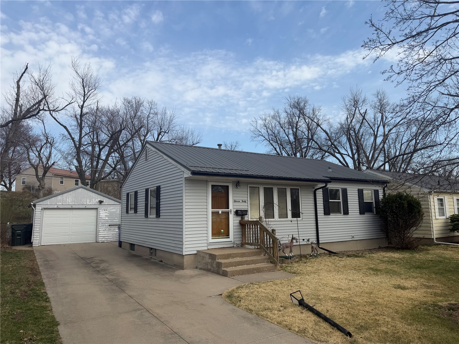 1140 Crestview Dr SE