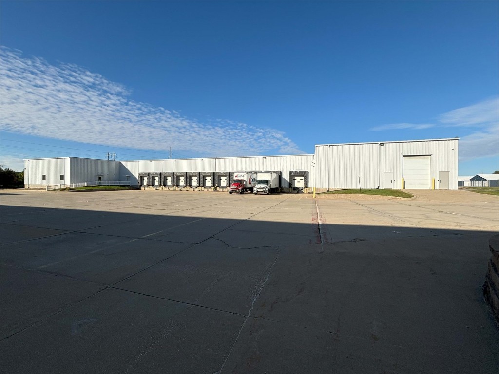 Photo 1 of 13 — 423 Southgate Court SW, Cedar Rapids, IA 52404