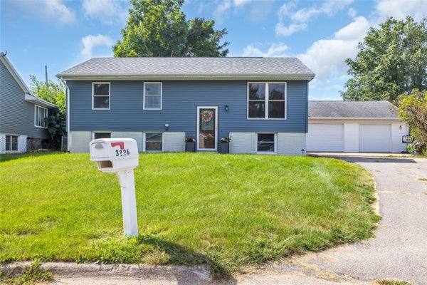 3226 HUXLEY LN SW, CEDAR RAPIDS, IA 52404 - Image 93f437afe5405fb511f744ba90ca8a96/3472611772