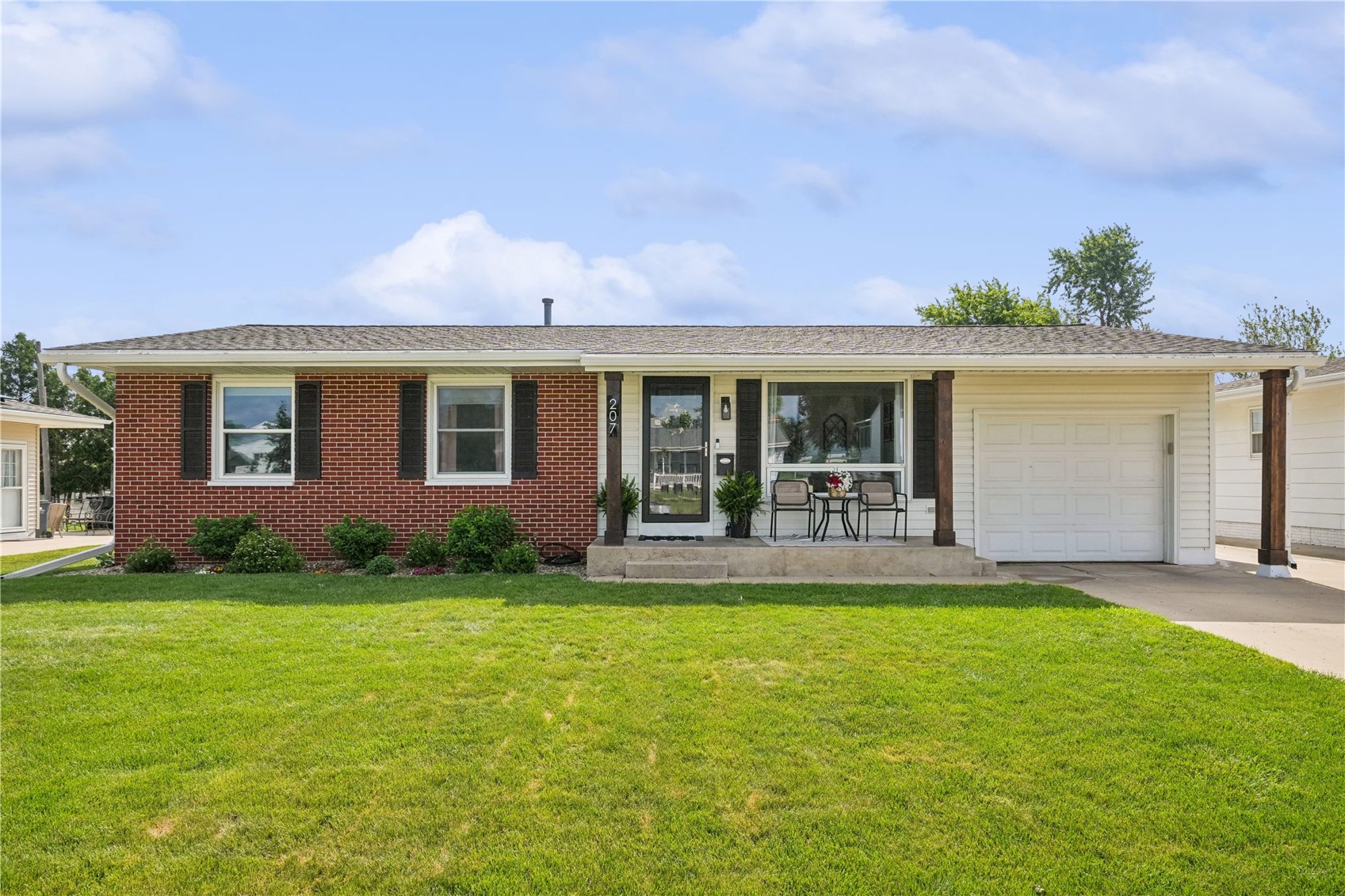 Photo 1 of 31 — 207 Drexel Drive SW, Cedar Rapids, IA 52404