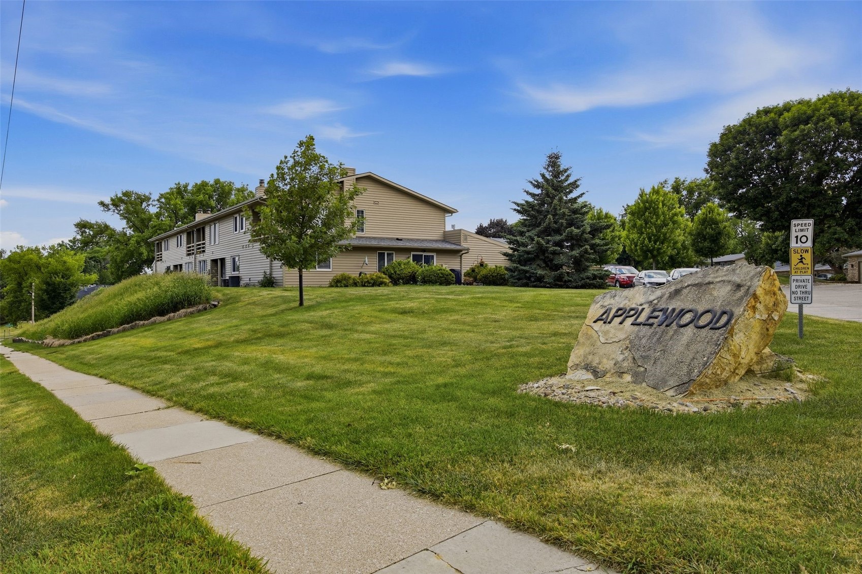 Photo 1 of 20 — 1726 Applewood Place NE, Cedar Rapids, IA 52402