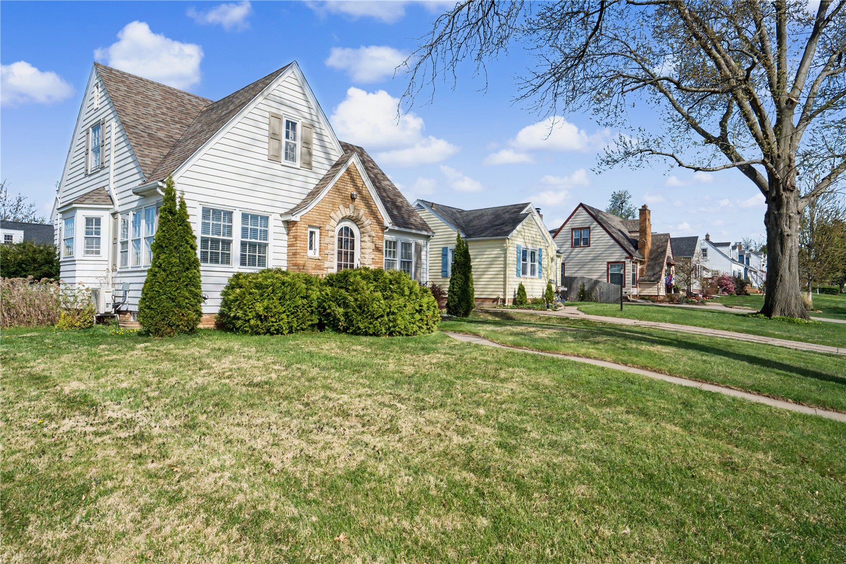 526 Longwood Drive NE