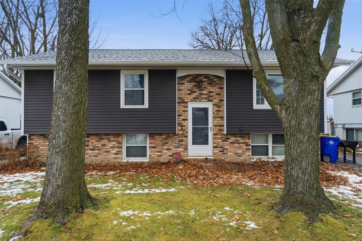 Photo 1 of 22 — 6807 Kingswood Lane NE, Cedar Rapids, IA 52402