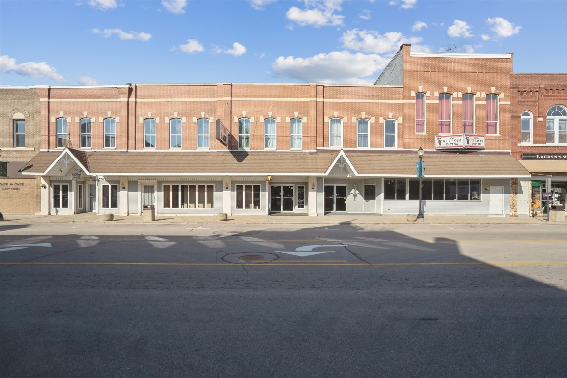 Photo 1 of 25 — 107 S Franklin St, Manchester, IA 52057