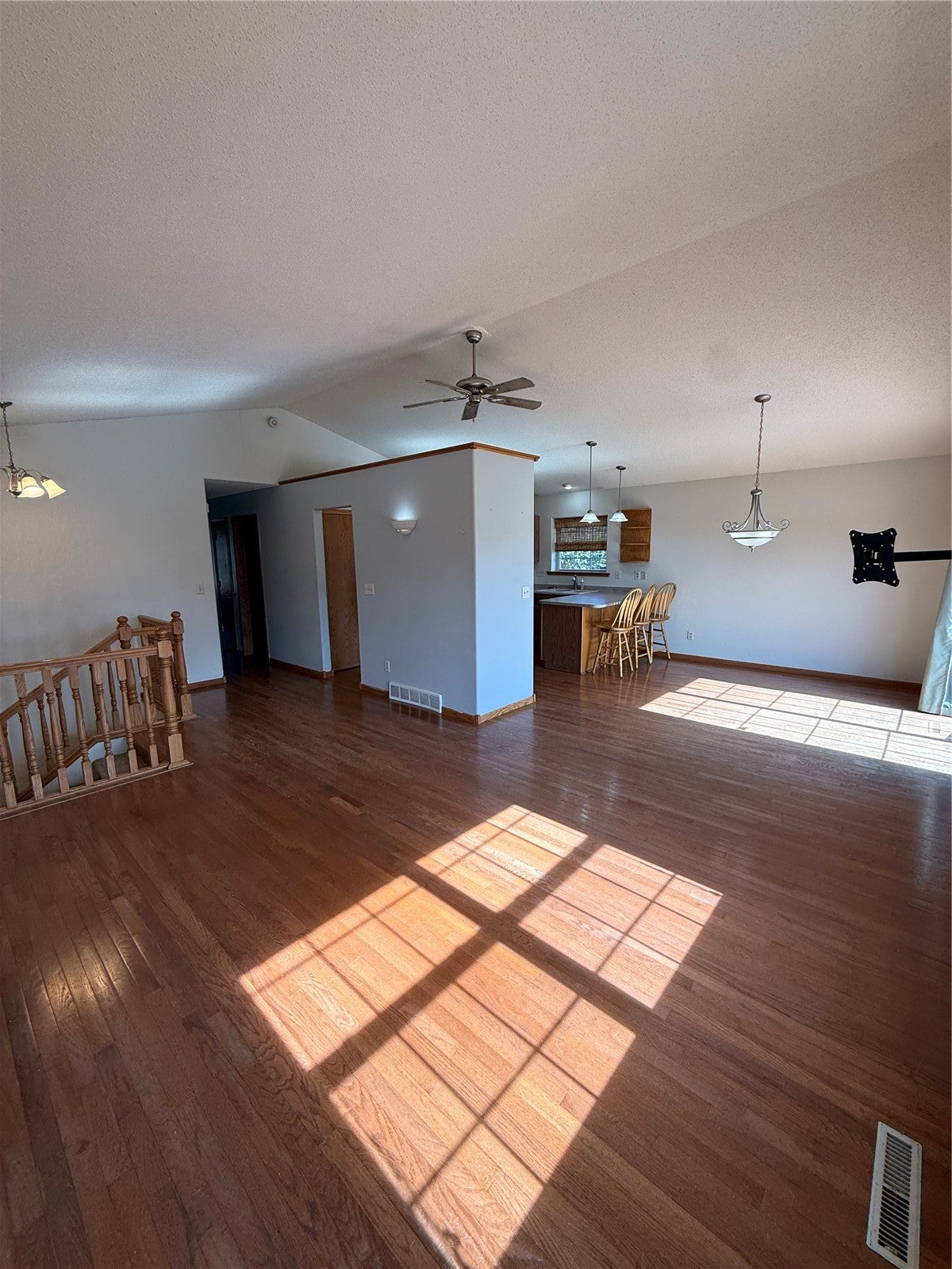 125 6th Avenue W