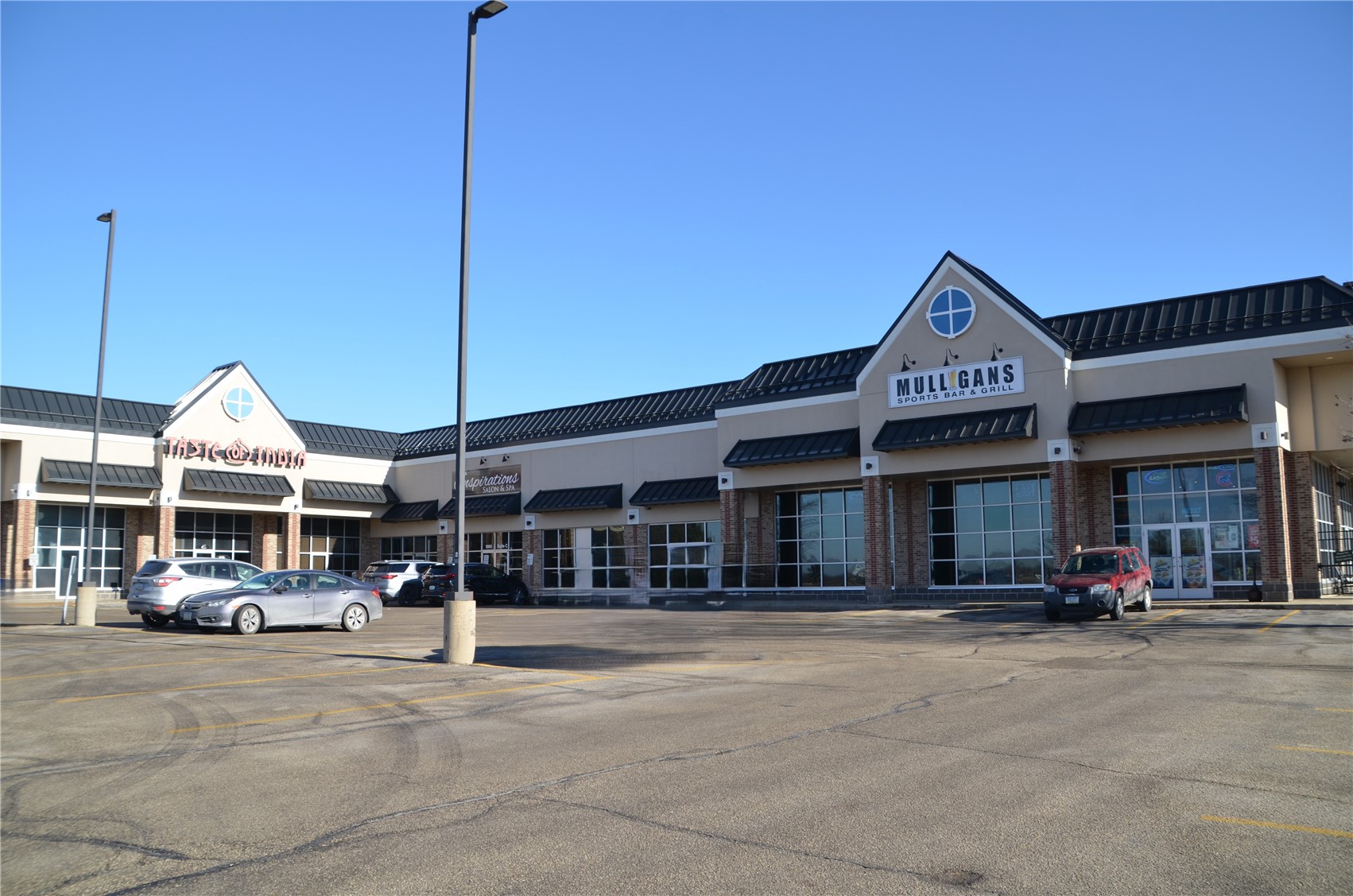 Photo 1 of 7 — 1060 Old Marion Road NE, Cedar Rapids, IA 52402