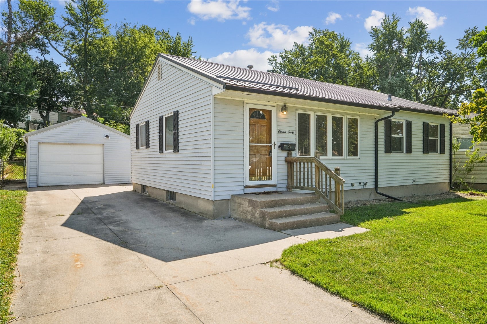 1140 Crestview Dr SE