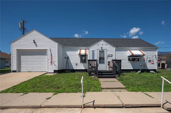 214 1ST ST, KEYSTONE, IA 52249 - Image b1bb85642050a7f8f8ef008b94d3d516/1641039718