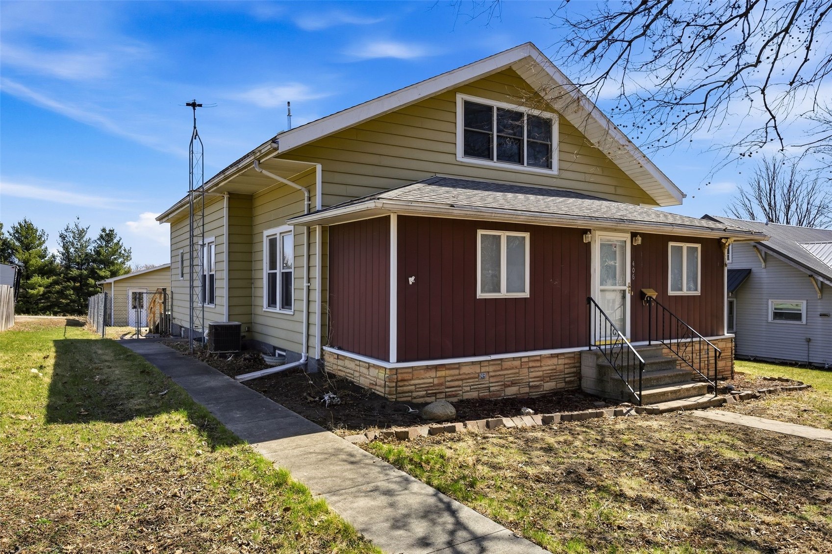 Photo 1 of 29 — 406 4th St, Deep River, IA 52222