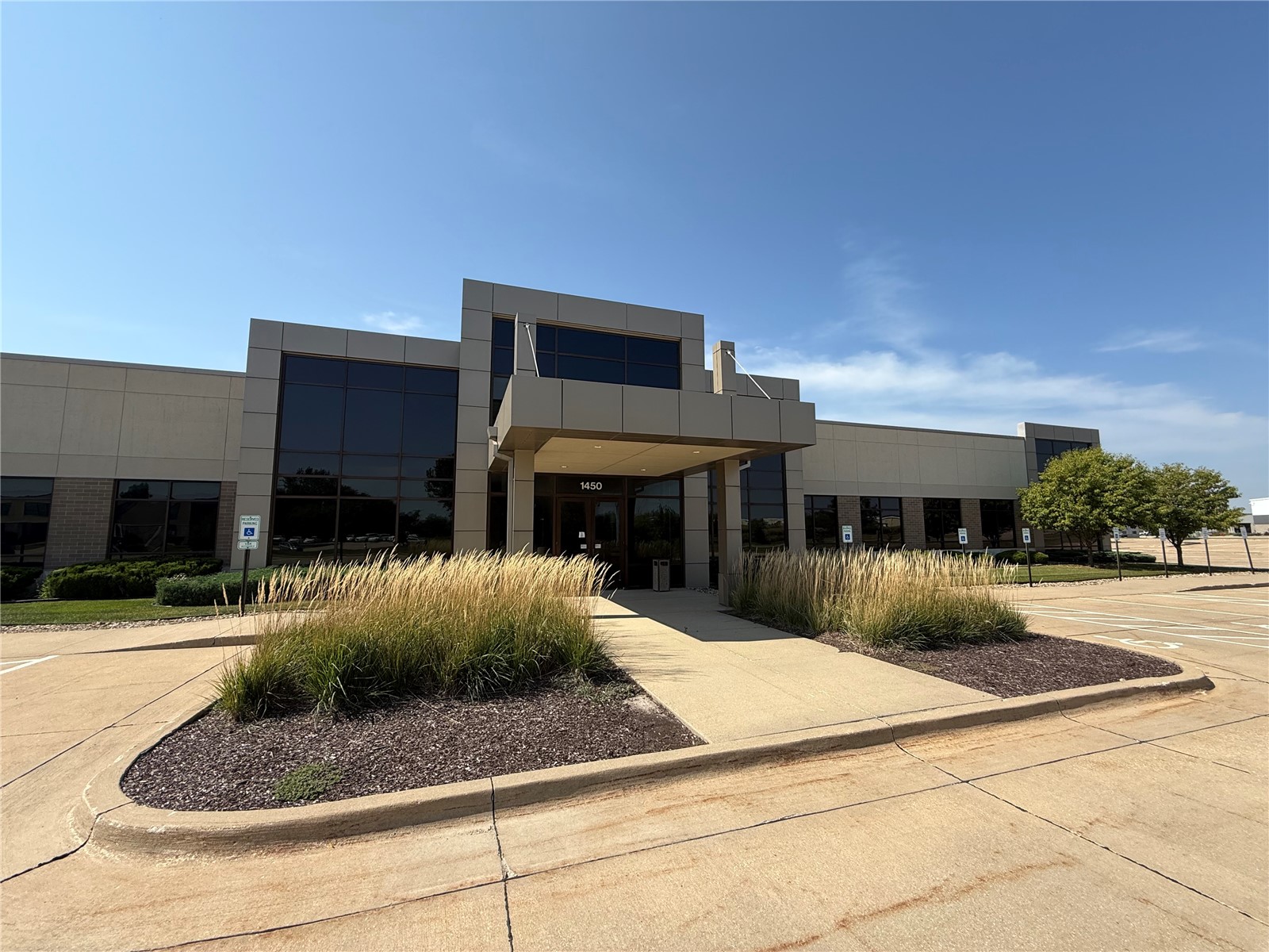 Photo 1 of 10 — 1450 N Center Point Road, Hiawatha, IA 52233