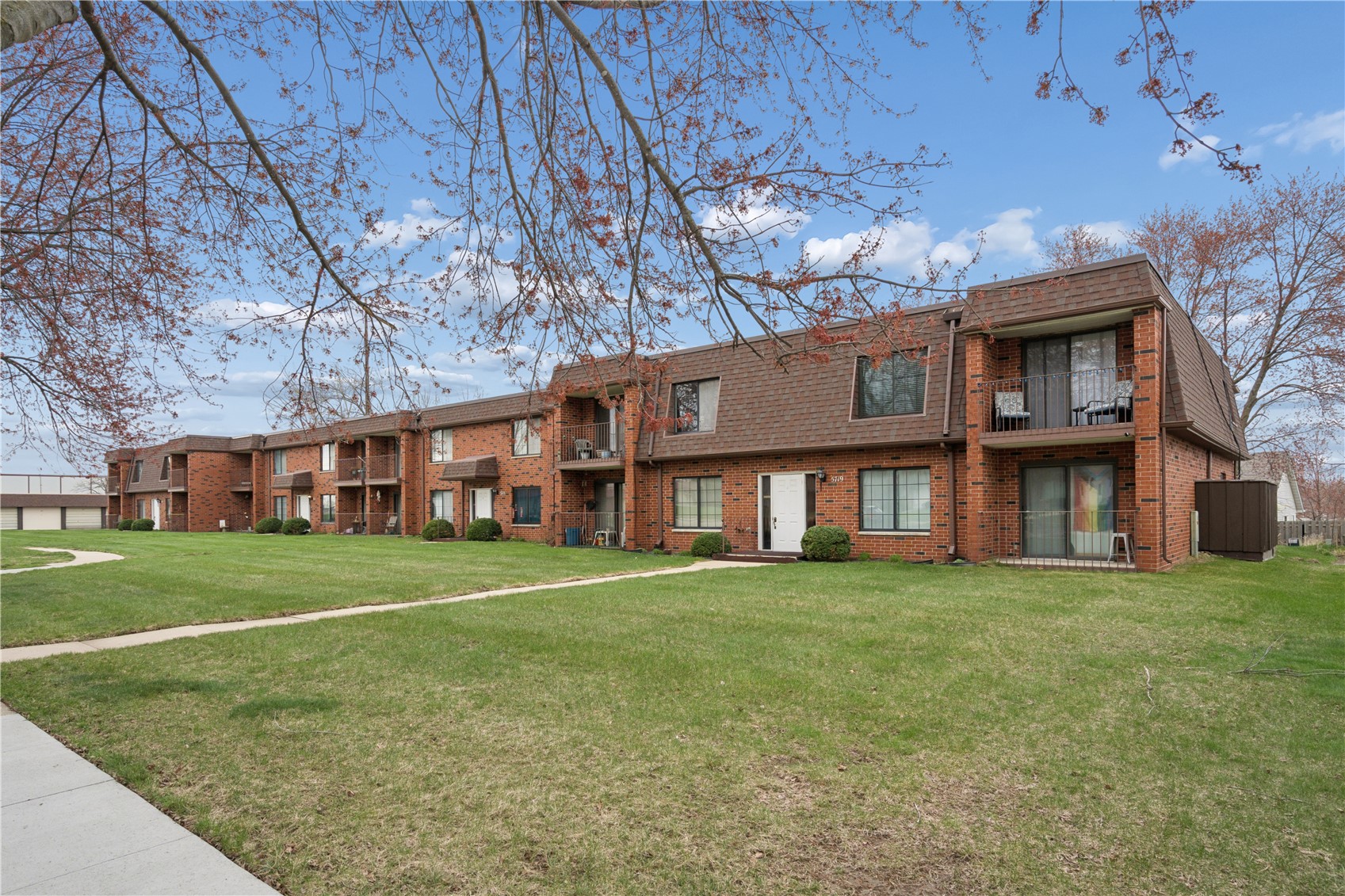 Photo 1 of 26 — 5703 Golden Ct NE #42, Cedar Rapids, IA 52402