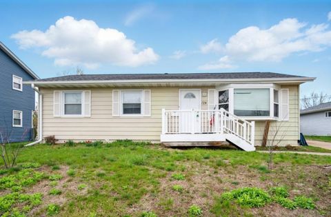1236 Rainbow Boulevard Hiawatha IA 52233