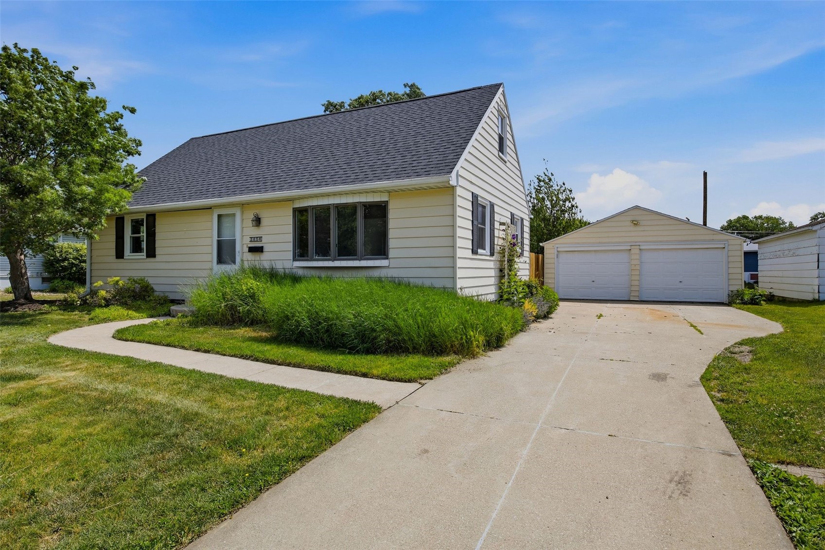 Photo 1 of 31 — 3858 Terrace Hill Drive NE, Cedar Rapids, IA 52402