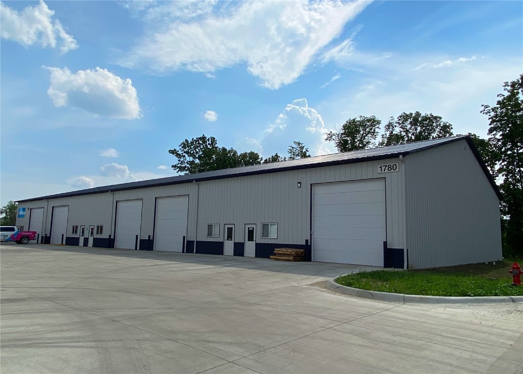 Photo 1 of 1 — 1780 Robins Road 200-500, Hiawatha, IA 52233