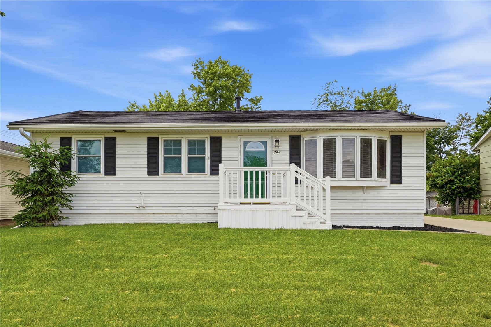 Photo 1 of 28 — 806 29th St NW, Cedar Rapids, IA 52405