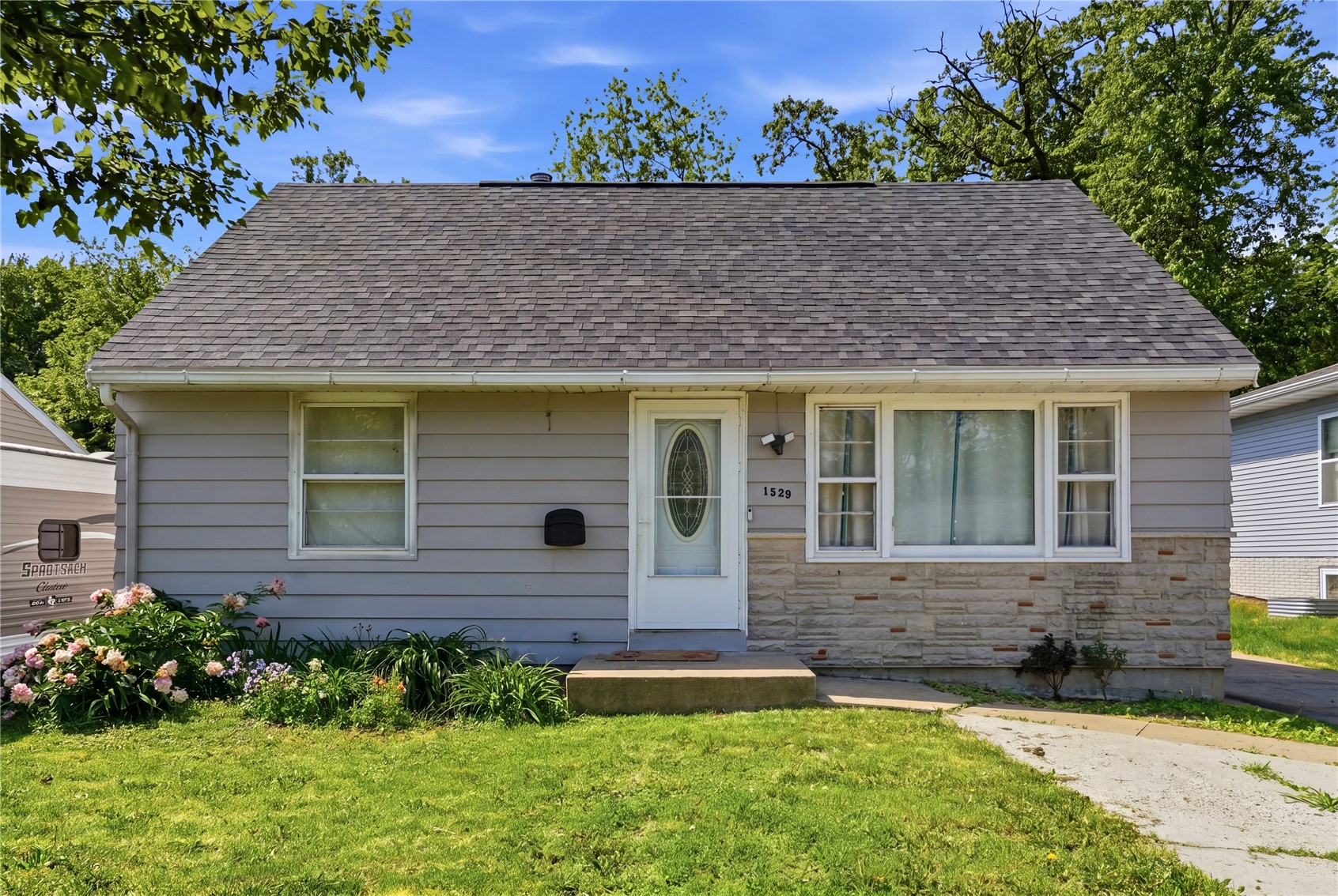 Photo 1 of 22 — 1529 E Avenue NW, Cedar Rapids, IA 52405