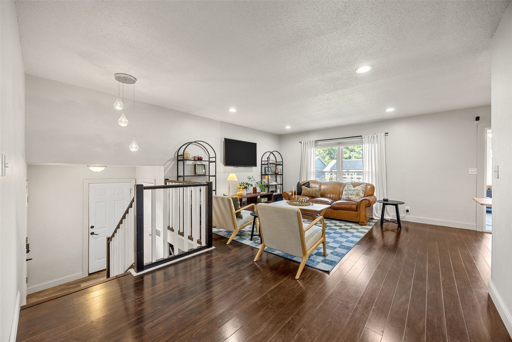 140 Carnaby Dr NE