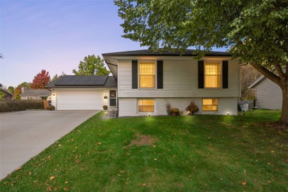 140 Carnaby Dr NE Cedar Rapids IA 52402