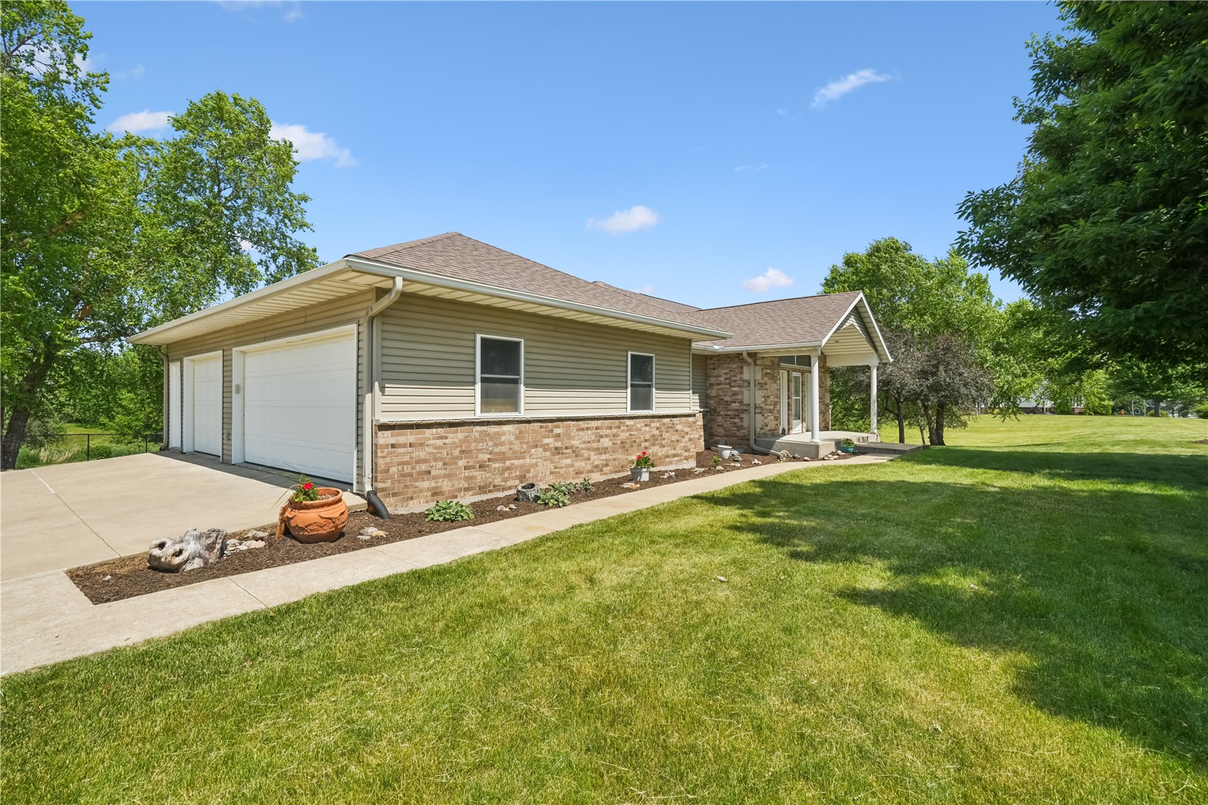 1253 Hillview Court NE