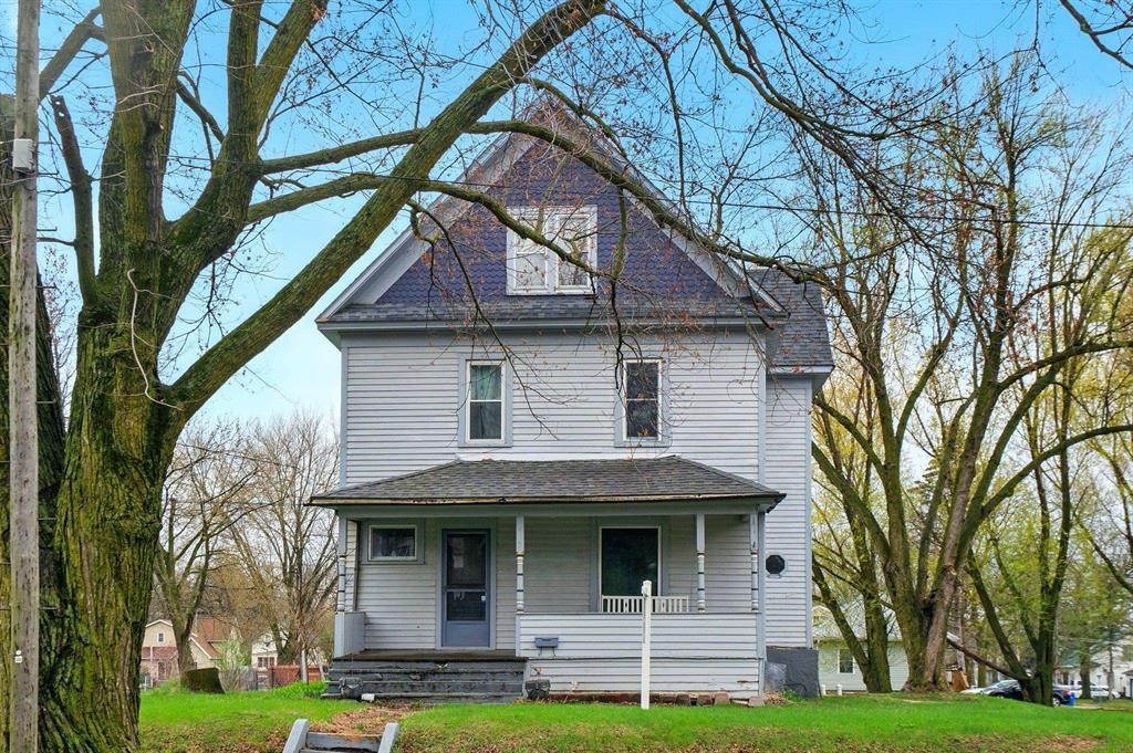 Photo 1 of 16 — 412 W Charles Street, Oelwein, IA 50662