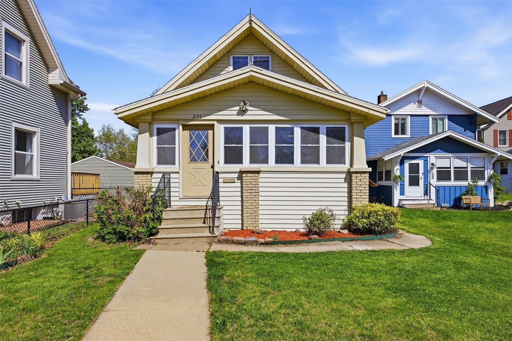 Photo 1 of 26 — 231 Highland Dr NW, Cedar Rapids, IA 52405