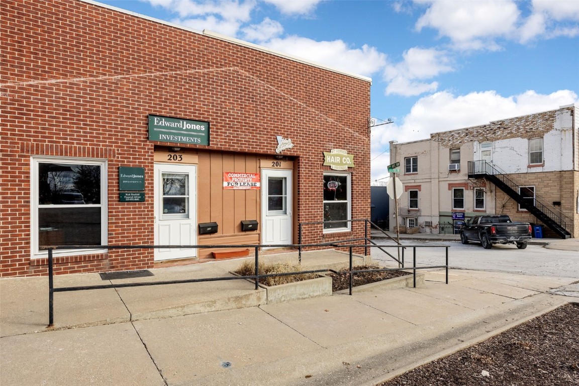 Photo 1 of 17 — 201 First Street NW, Mt Vernon, IA 52314