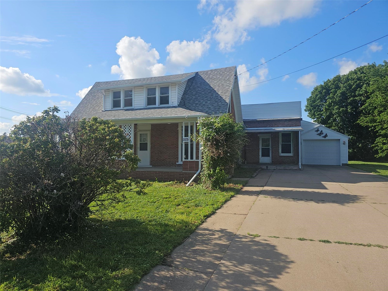 Photo 1 of 23 — 1105 5th Street E, Vinton, IA 52349