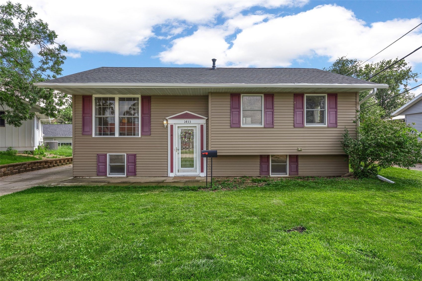 1433 Pawnee Drive NW