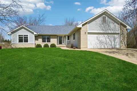 2060 Litchfield Drive Hiawatha IA 52233