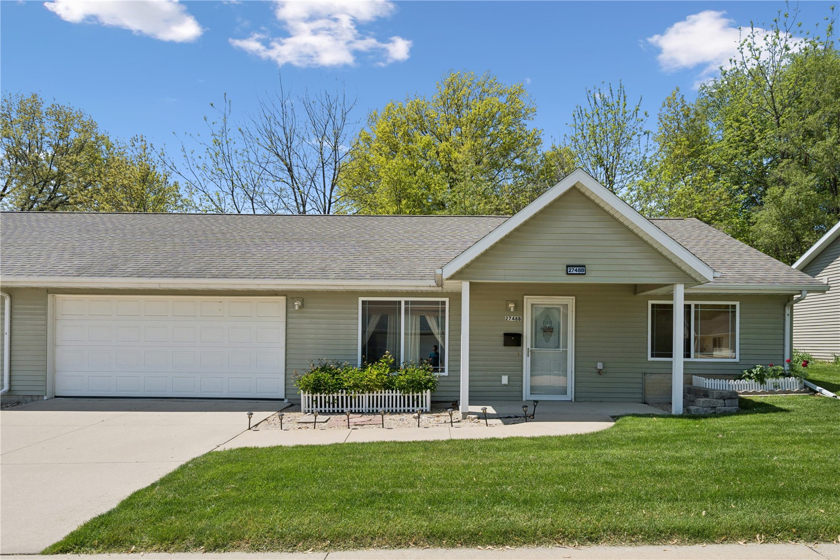 Photo 1 of 26 — 2748 O Avenue NW B, Cedar Rapids, IA 52405