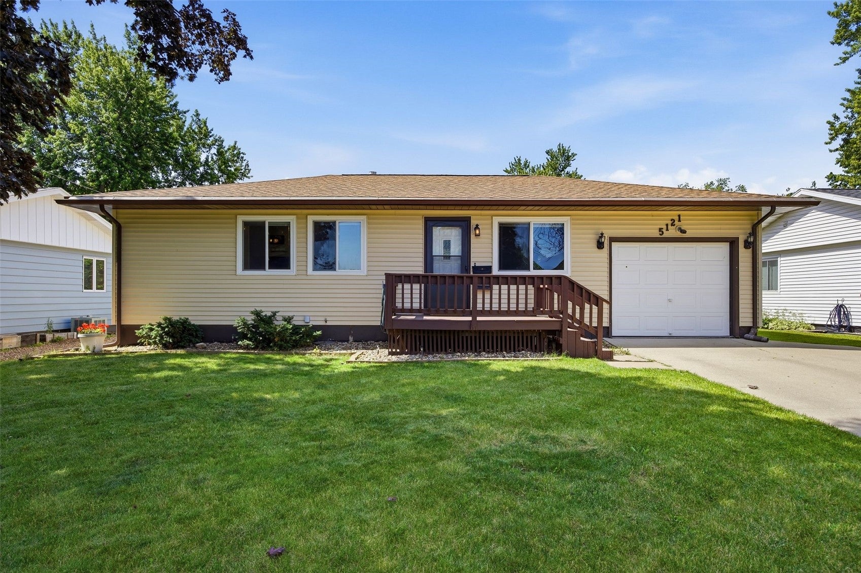 Photo 1 of 27 — 5121 Kesler Road NW, Cedar Rapids, IA 52405