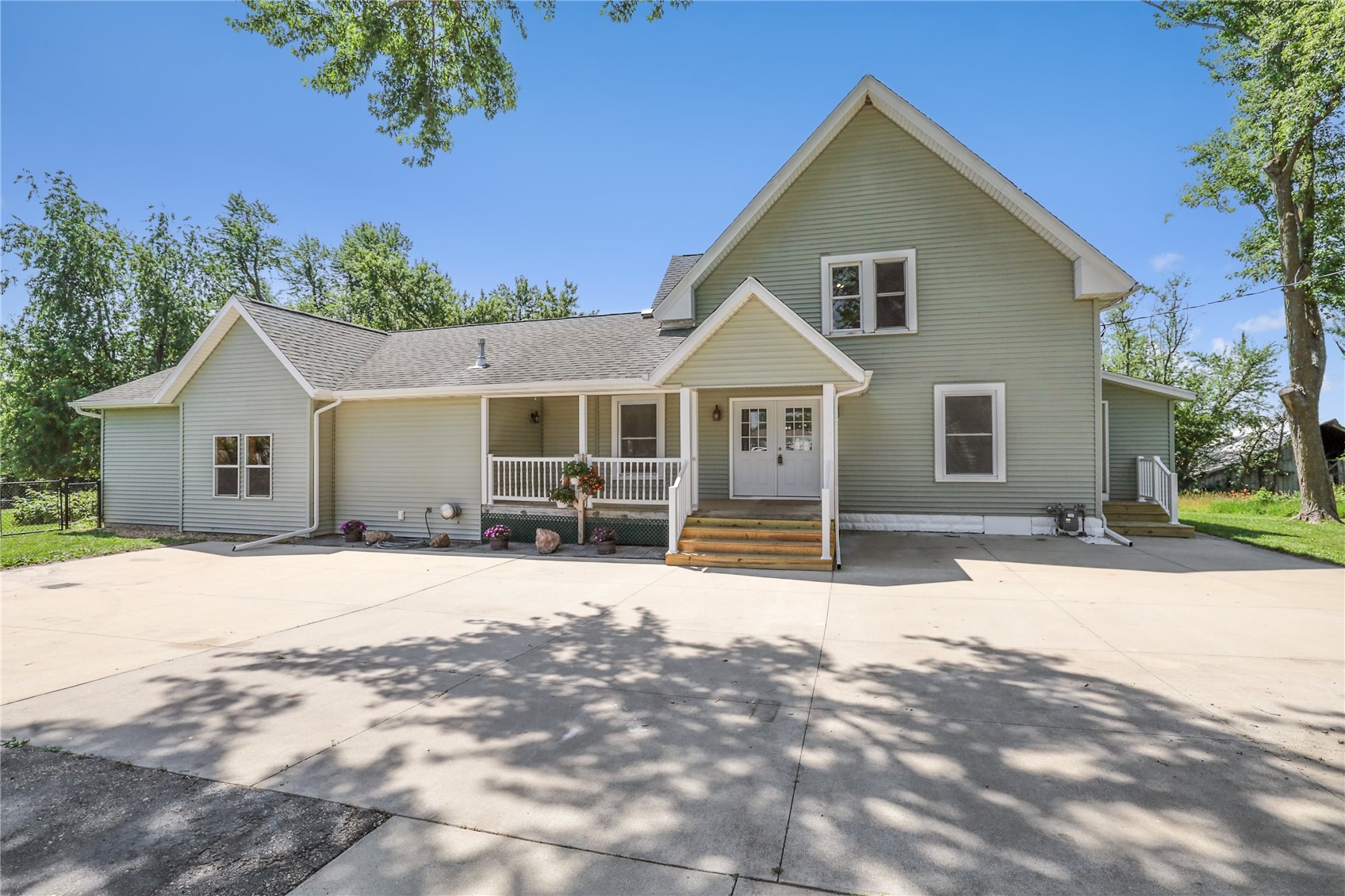 Photo 1 of 50 — 5705 Beverly Road SW, Cedar Rapids, IA 52404