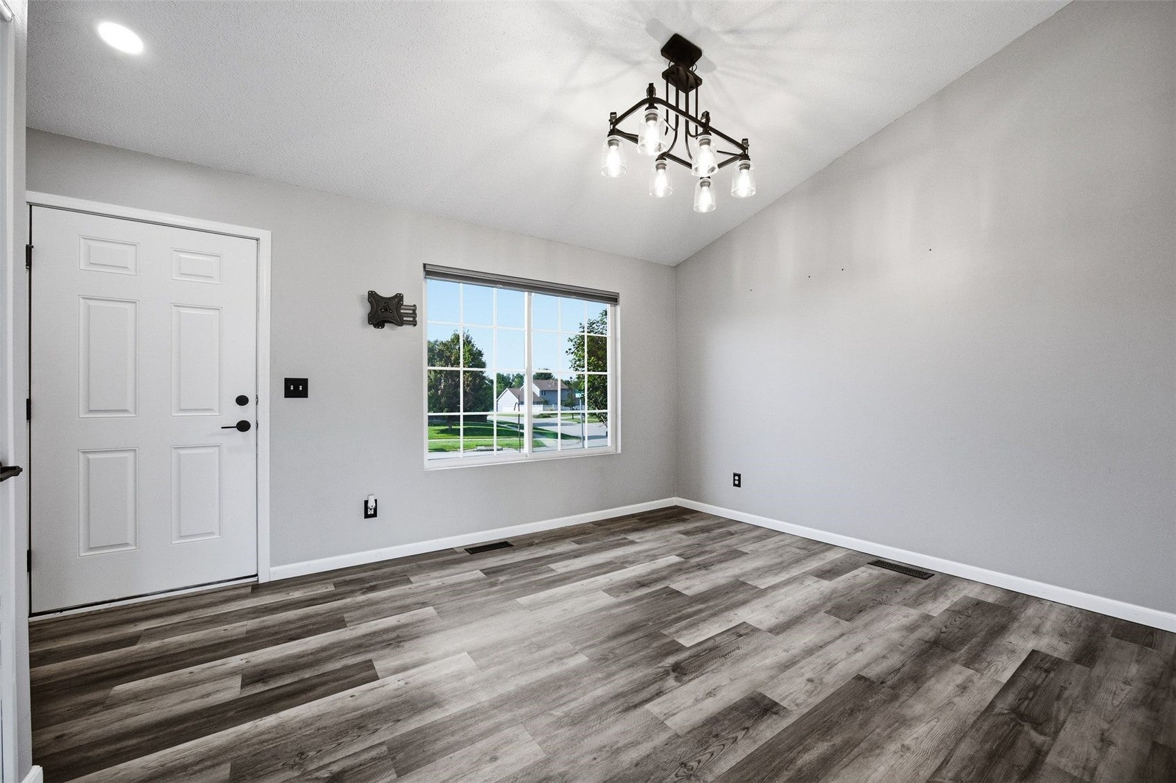 828 73rd NE