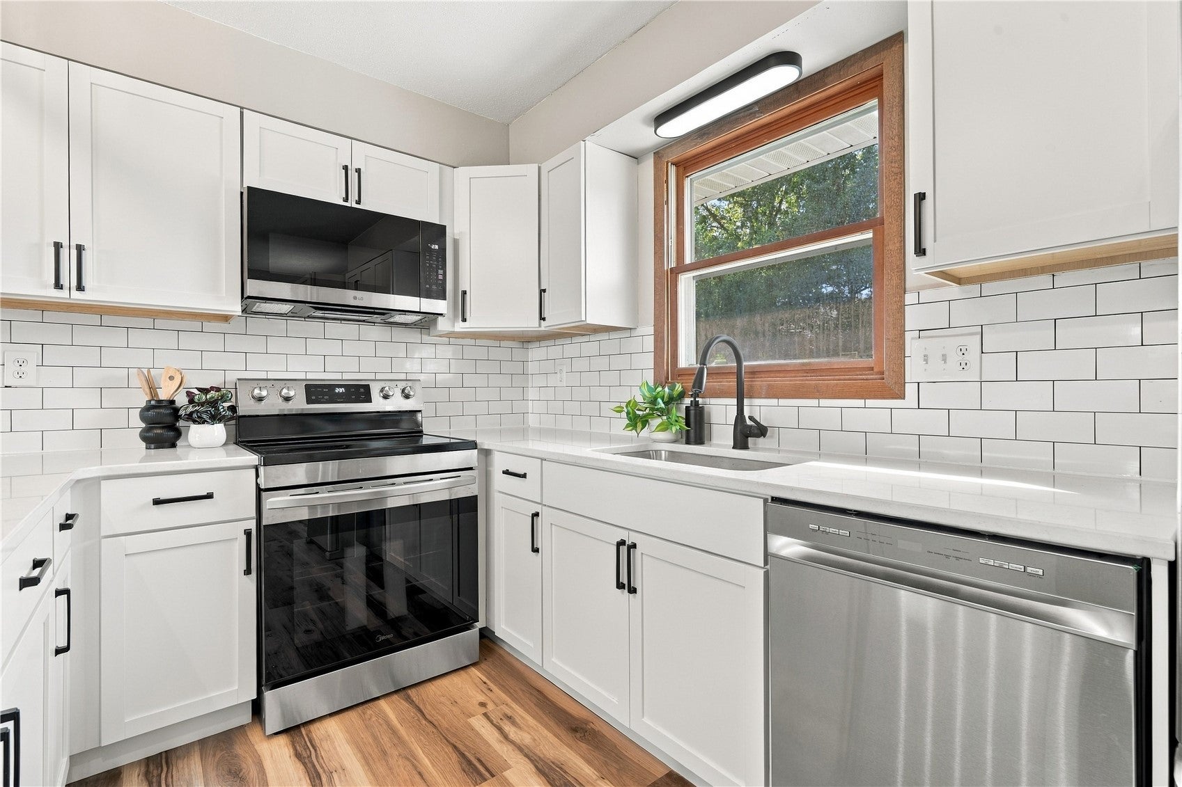 87 4th Avenue